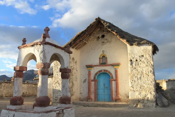Iglesia de Parinacota en el altiplano de Arica y Parinacota, territorio aymara