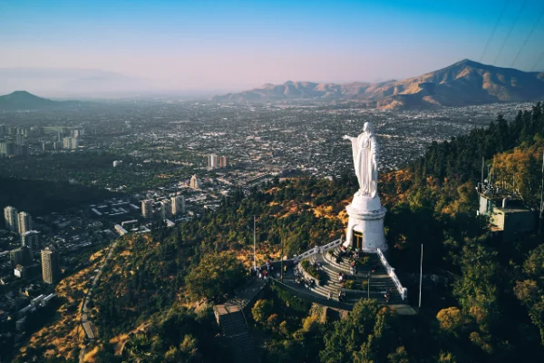 Vista desde el Cerro San Cristóbal, uno de los miradores en Santiago más conocidos