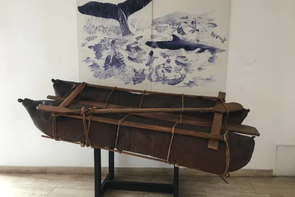 Balsa de cuero de lobo marino del pueblo chango en el Museo Arqueológico de La Serena