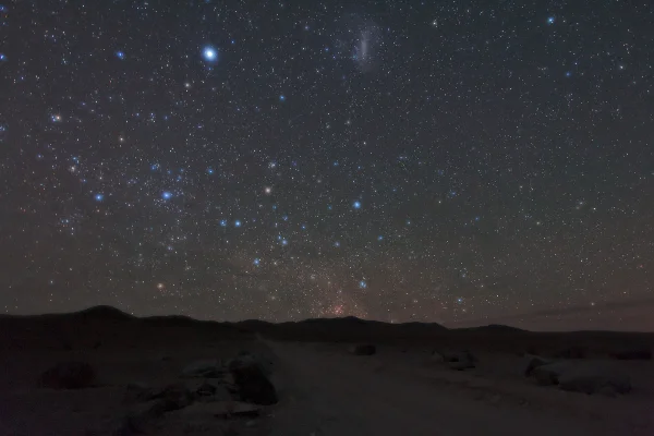 Cielo nocturno sobre el desierto de Atacama