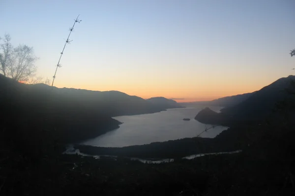 Lago Riñihue al atardecer, en el sur de Chile