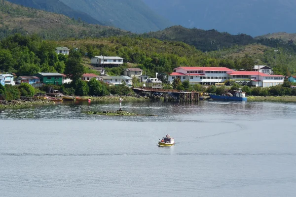 Puerto Edén en la isla Wellington, donde vive una comunidad kawésqar