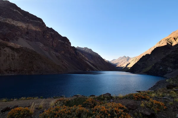 Laguna del Inca rodeada de cerros en Portillo