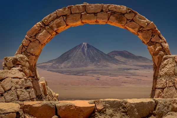 Ruinas del Pukará de Quitor con el volcán Licancabur al fondo, en San Pedro de Atacama