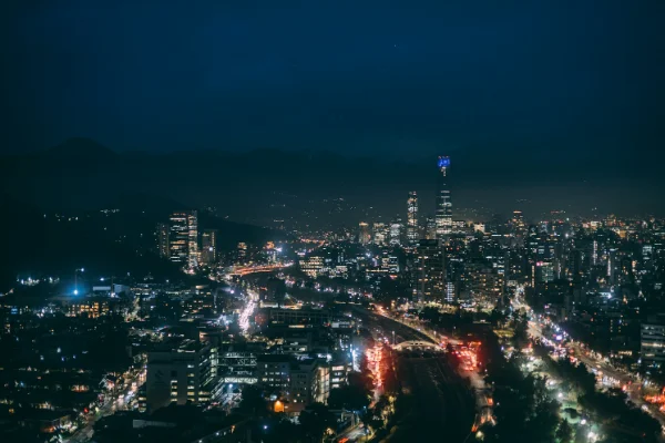 Vista nocturna de Santiago desde un mirador al que se llega en auto
