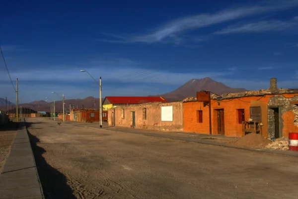 Pueblo de Ollagüe y su volcán, zona quechua de la Región de Antofagasta