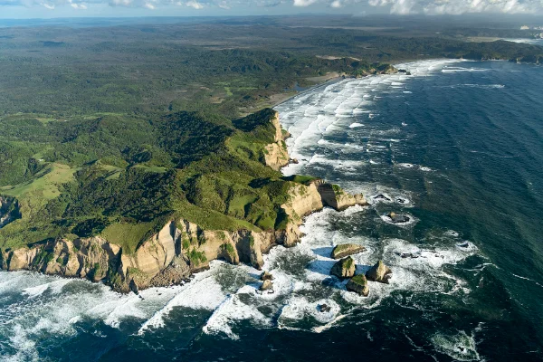 Costa de Chiloé con cerros junto al mar